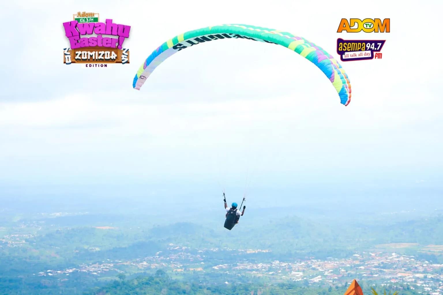 Adom Kwahu Easter: Patrons left spellbound as paragliders soar high
