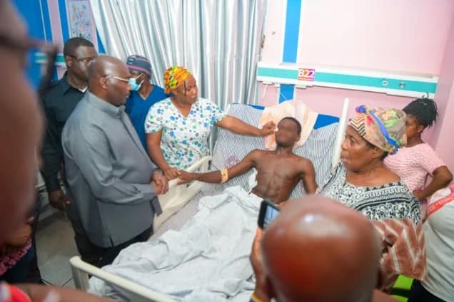 Bawumia visits injured KNUST student at Komfo Anokye Hospital